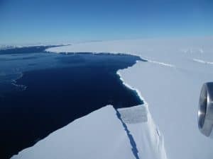 Foto da Operação IceBridge da NASA que coletou algumas imagens raras em um vôo de Punta Arenas, Chile em um vôo de estudos sobre a Antártica ocidental.