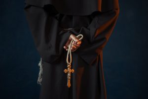 Monge beneditino e seu crucifixo