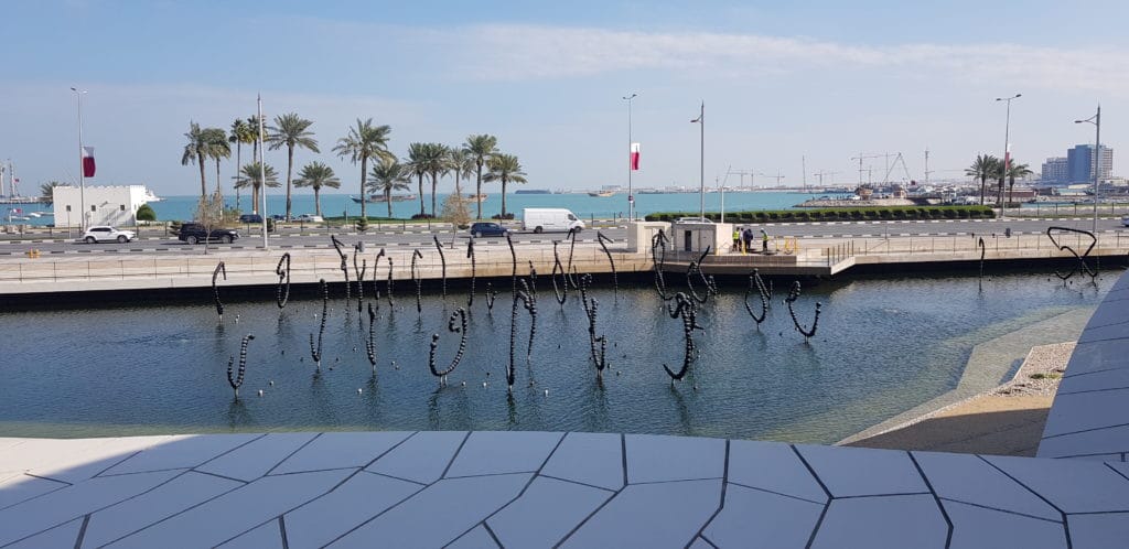 Vista do mar pelo Museu Nacional do Qatar