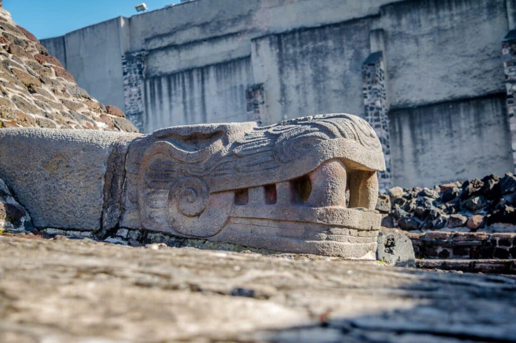 Escultura de serpente no templo asteca (Templo Mayor) nas ruínas de Tenochtitlan - Cidade do México, México