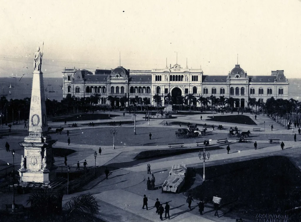 Em 1884, El arco de Tamburini. Os dois palácios unidos pelo arco - Palácio dos Correios e o Palácio do Governo.