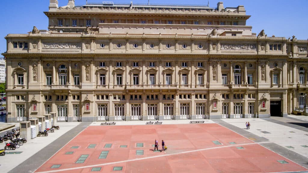 Teatro Colón, Lateral